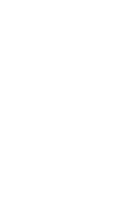 Freie Rhythmen                  Nadine Olonetzky, März 2008

Zu den Bildern von Nina Mann im 
Saisonprogramm 08/09 des Tonhalle-Orchesters Zürich

        Fast unhörbar leise klopft das Herz tief in uns drinnen. Es schlägt den Puls, treibt das Blut durch die Adern. Es musiziert zusammen mit dem Atem, der einströmt und ausströmt, alles in Sequenzen einteilt. Und es ist dieser Grundrhythmus, ohne den wir nicht existieren können, der uns existenziell einstimmt auf alle anderen Rhythmen, auf die leisen, die lauten – und auch auf diejenigen, die sichtbar, erlebbar sind. Auf das Hellwerden und Eindunkeln zum Beispiel, auf Tag und Nacht. Auf die Wiederkehr der Jahreszeiten mit blühenden Bäumen, reifen Erdbeeren, Herbstlaub, Schnee. Auf den Rhythmus des Winds im Gras, den Rhythmus reisender Wolken im Himmel und auch auf den Rhythmus fliegender Karusselschaukeln auf Jahrmärkten. 

       Dass sich Strukturen wiederholen oder variiert an unterschiedlichen Orten wiederkehren, ist der Pulsschlag von Nina Manns Fotoserie. Sie spürt diesen Variationen mit der Kamera nach, entdeckt die freien Rhythmen und Betonungsmuster in Dingen und Landschaften und sie sucht nach Verbindungen zu ihrem eigenen Körper. Nina Mann nimmt scheinbar unzusammenhängende Motive auf, stellt ihre Fotografien zu einem Bildessay zusammen und macht so strukturell Verwandtes deutlich. Ob in der Farbigkeit oder in Linienschwüngen, ob in Formen oder der Erscheinung von Oberflächen, sie findet verwandte Sinnlichkeit in Gräsern und Haaren, in Gewobenem, Stein und Haut, im Weiss von Bettlaken und im Weiss von Schnee, in den Rundungen der Äpfel und den Rundungen von Knien. Nina Manns Fotografien zeigen, dass alles – fast alles – auf verschlungenen Pfaden miteinander verbunden ist. 